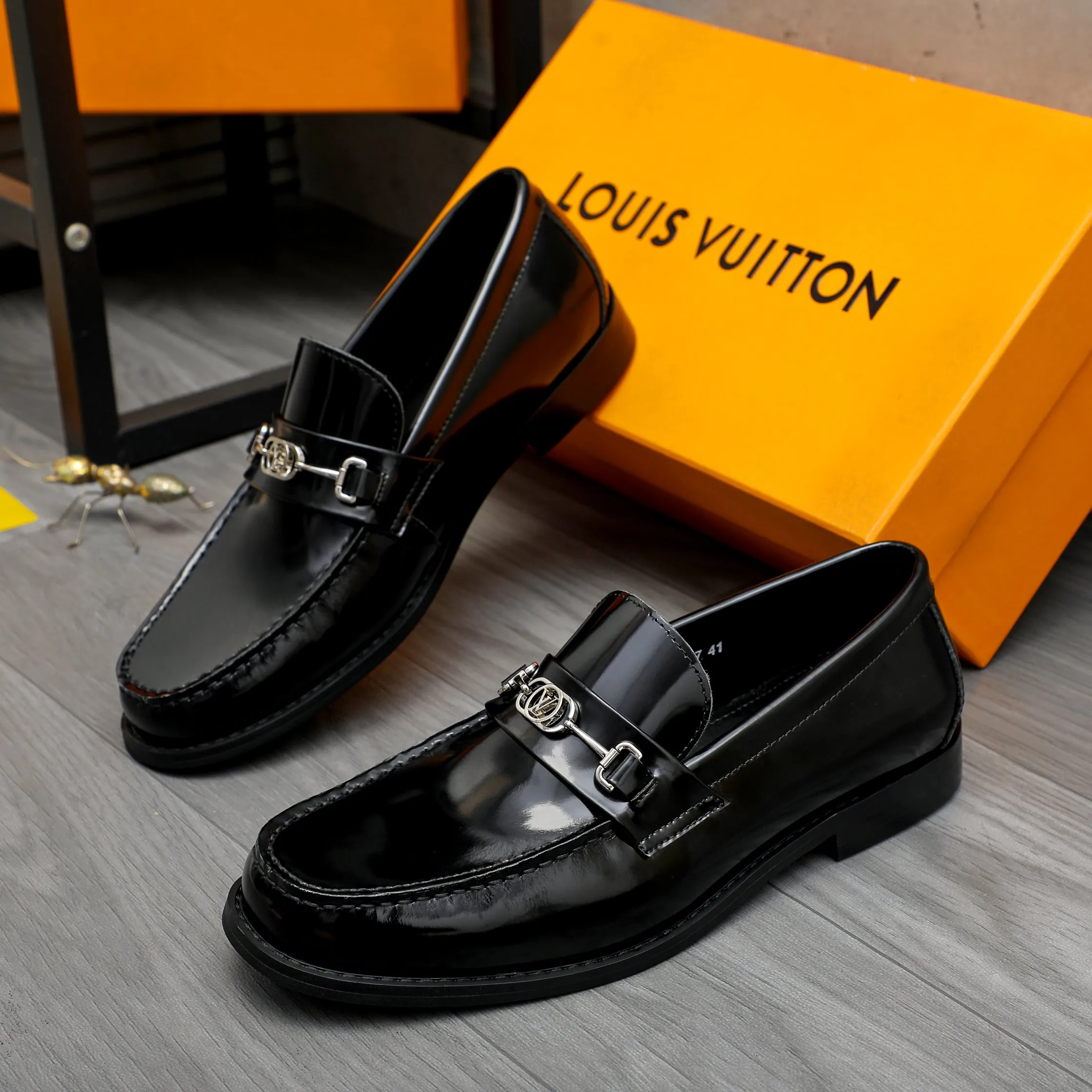Men's shoes 💰p460 Product trademark: LV (Louis Vuitton) business slip-on leather shoes. Regular size: 38-45 (45 is custom-made and non-returnable) Product materials: Selected high-quality pearlescent cowhide upper, cowhide lining, original rubber outsole